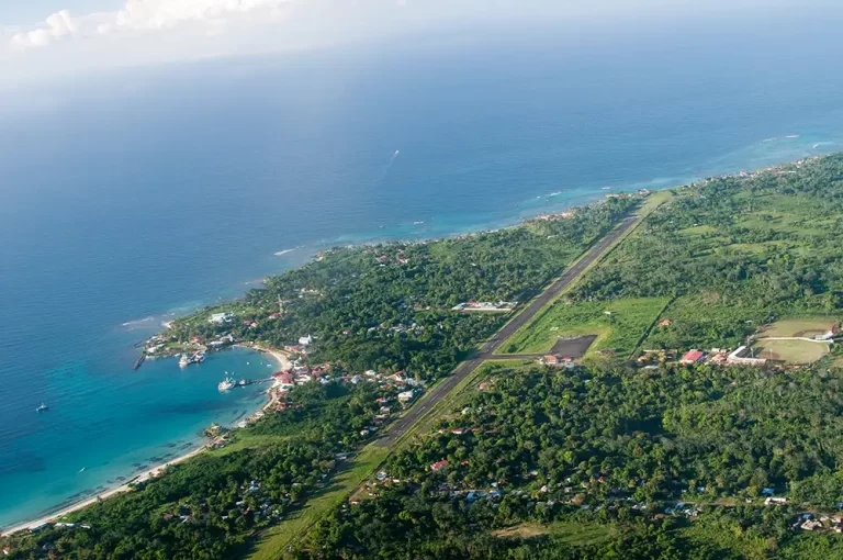 Corn island and its airport-hotel beach paraiso 01